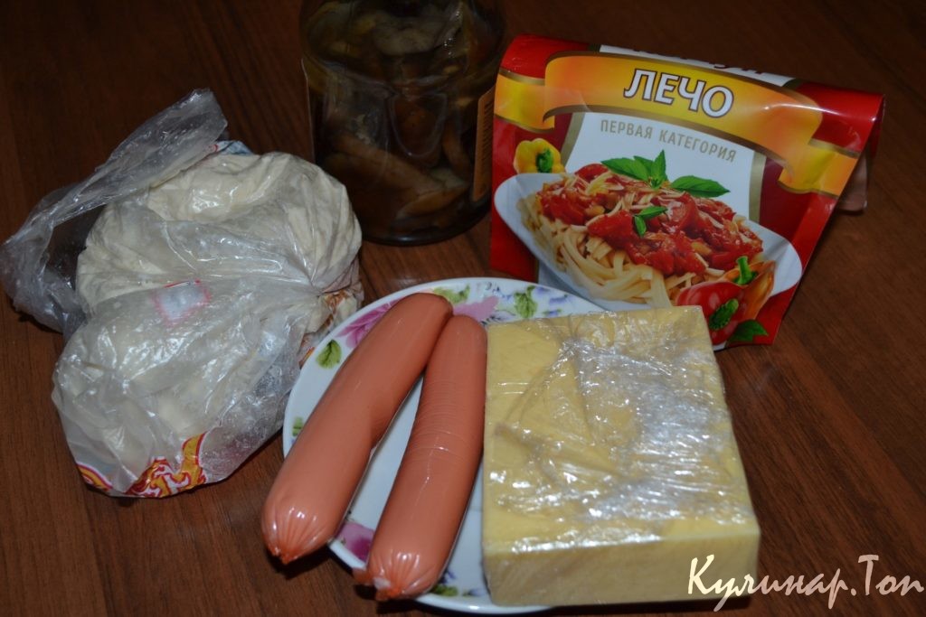 Пицца с грибами и сосисками
