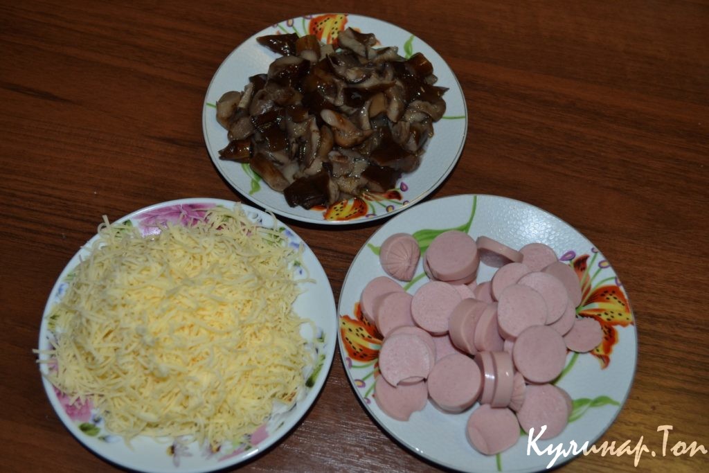 Пицца с грибами и сосисками