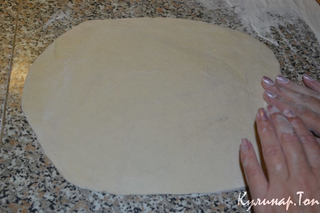 Пицца с грибами и сосисками