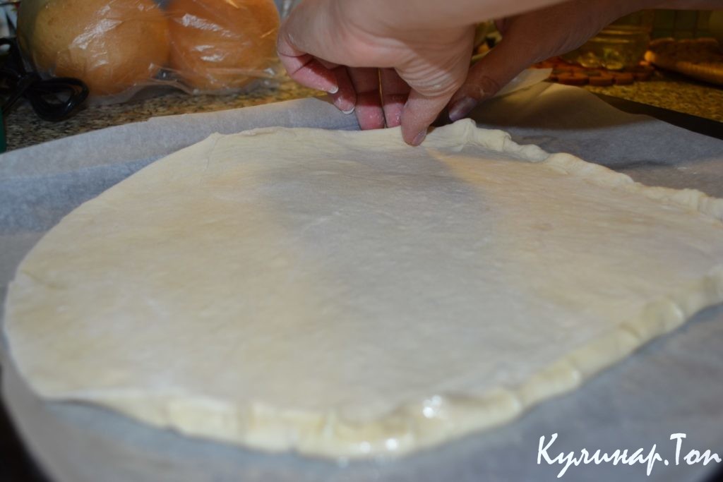 Пицца с грибами и сосисками