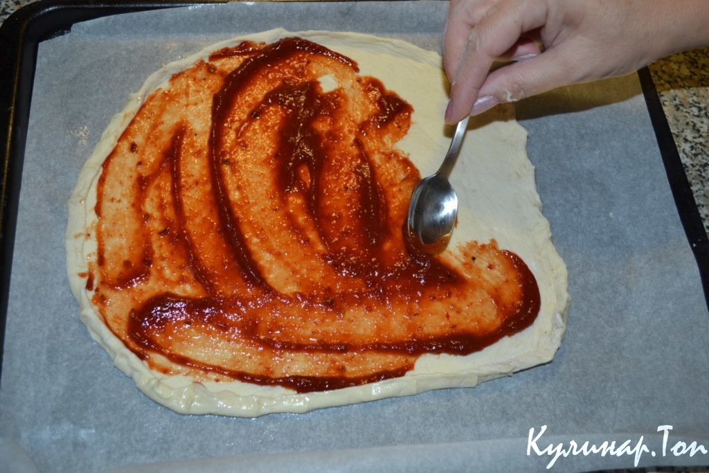 Пицца с грибами и сосисками Пицца с грибами и сосисками