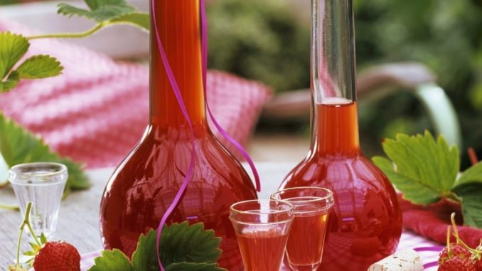 fruktovo-yagodnyj-liker-na-spirte-tantsuyut-vse