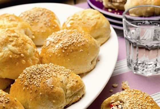 italyanskie-bulochki-s-pomidorami-i-olivkami