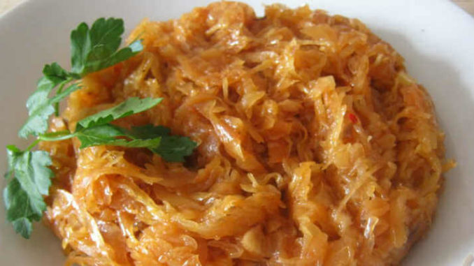 kapusta-tushenaya-v-belom-vine