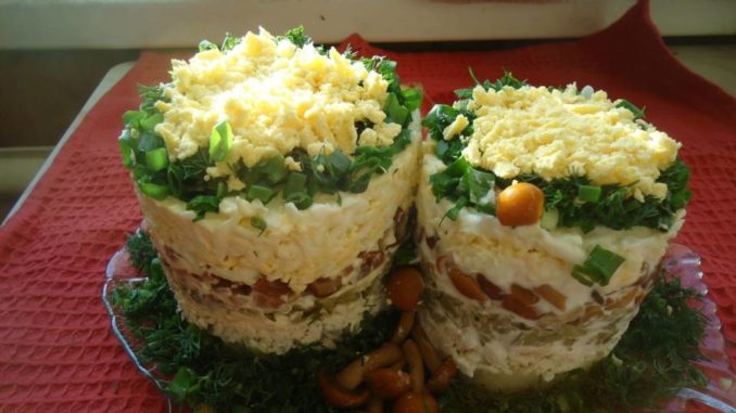 kartofelnyj-salat-s-kuritsej-i-gribami