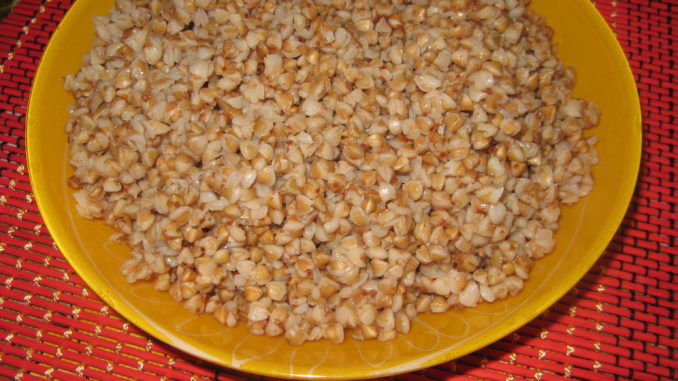 kasha-grechnevaya-s-lukom-i-otrubyami