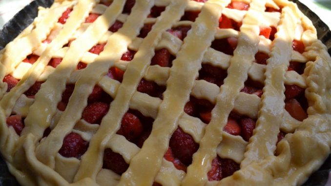 klubnichno-tvorozhnyj-pirog