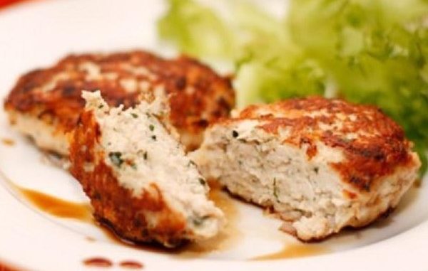 kotlety-iz-kuritsy-s-chesnokom