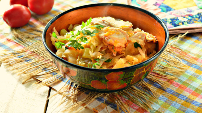 kurinaya-grudka-s-ovoshhami-na-skovorode