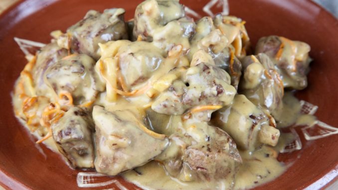 kurinaya-pechenka-v-syrnom-souse