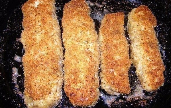 kurinye-ruletiki-s-gribami-i-syrom-v-smetannom-souse
