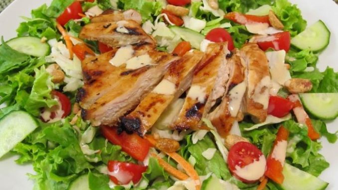 ovoshhnoj-salat-s-kopchenoj-kurinoj-grudkoj