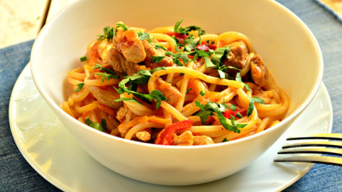 pasta-so-svininoj-v-tomatnom-souse