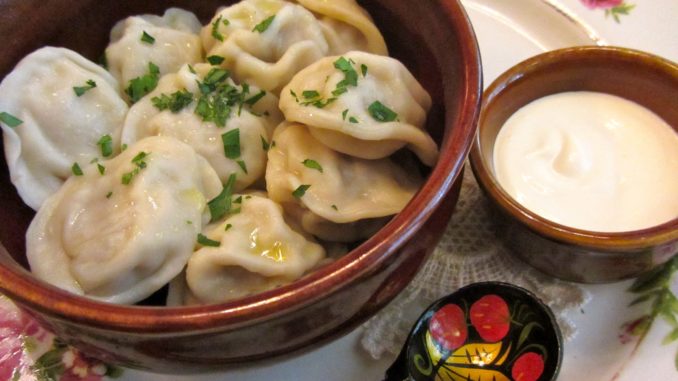 pelmeni-po-russki-s-myasom-syrom-smetanoj-i-spetsiyami