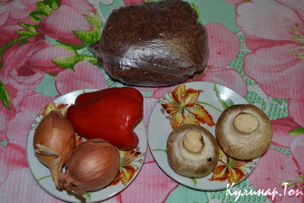 Красный рис с грибами и овощами