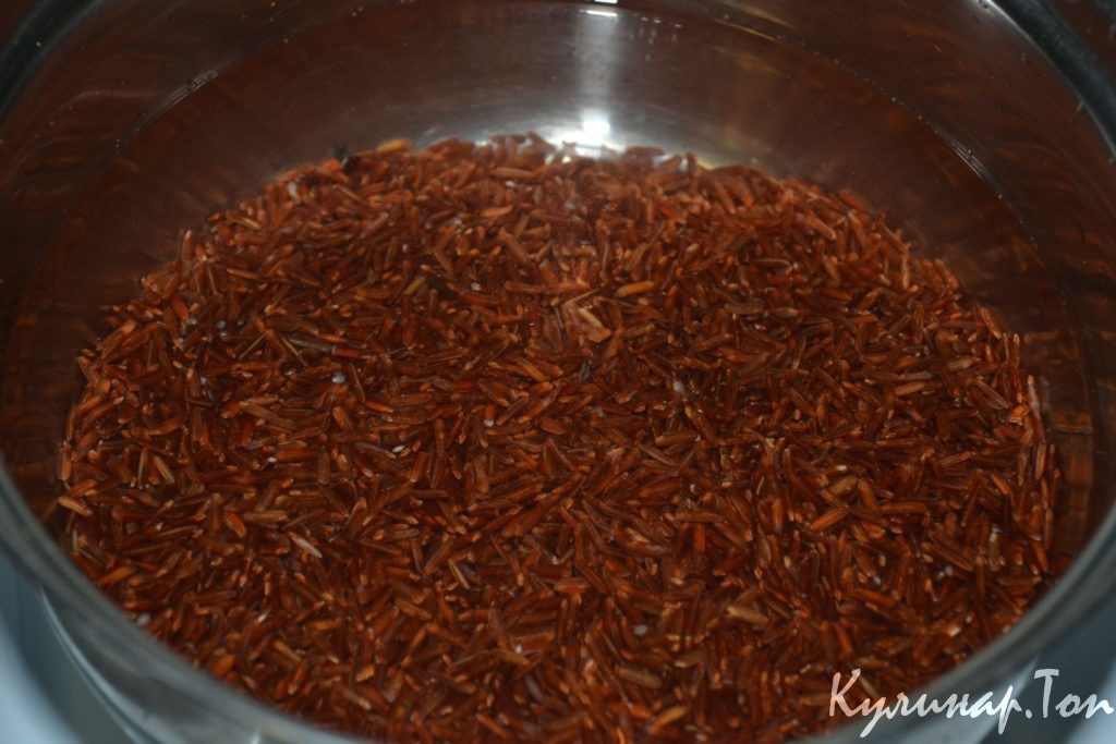 Красный рис с грибами и овощами