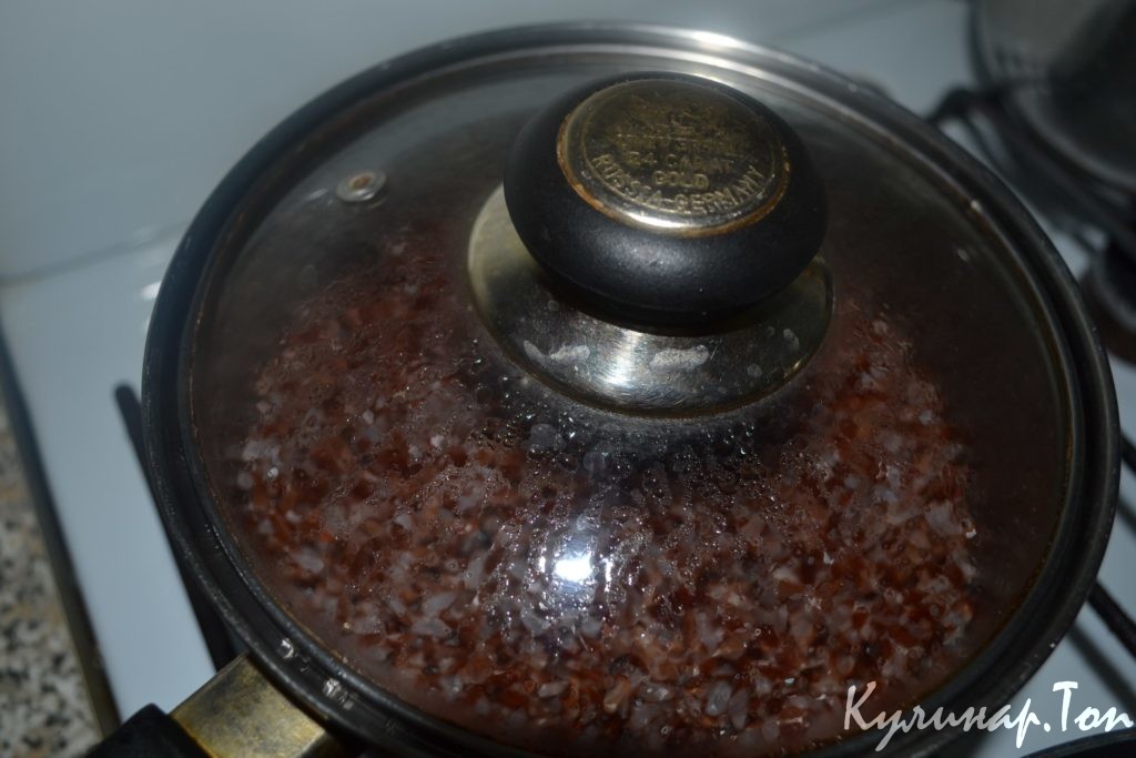 Красный рис с грибами и овощами