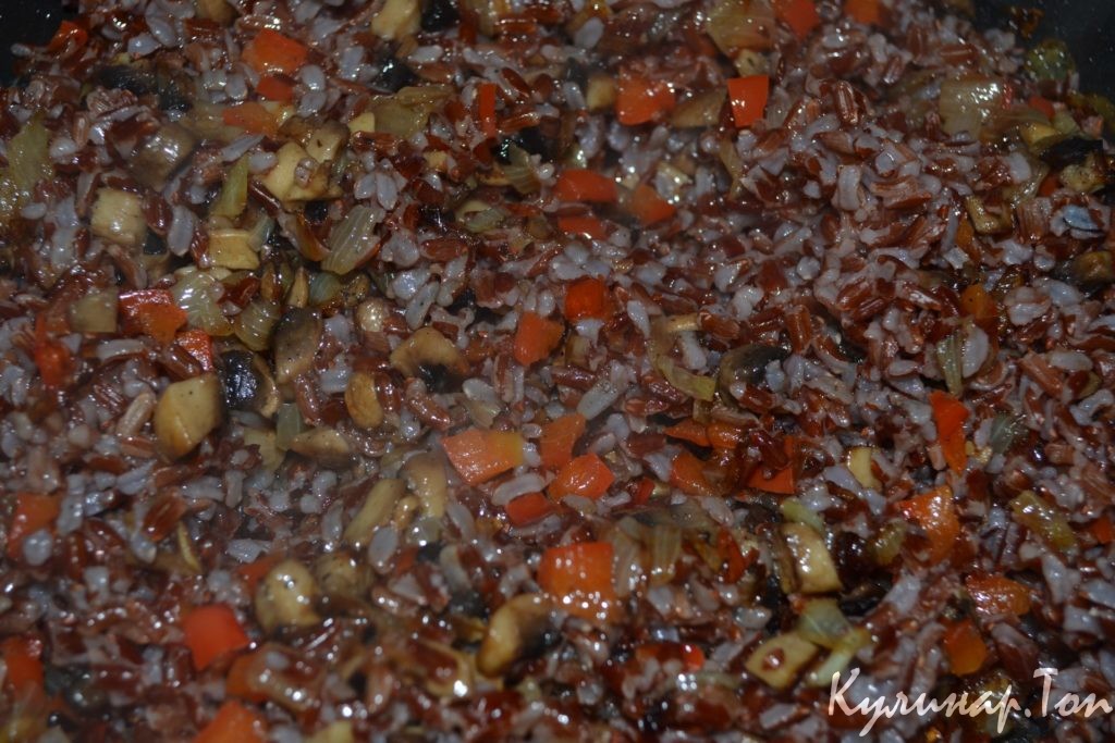Красный рис с грибами и овощами