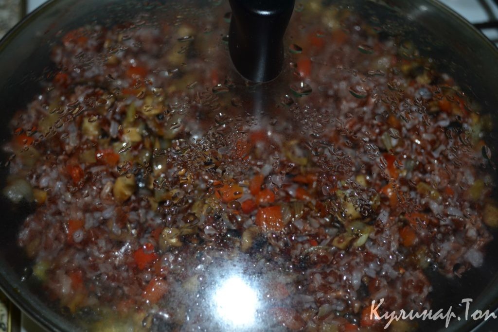 Красный рис с грибами и овощами