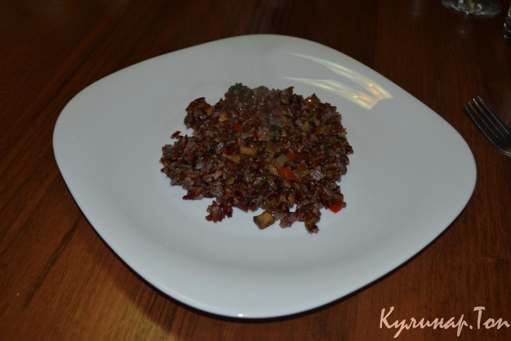 Красный рис с грибами и овощами