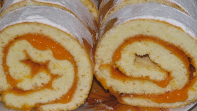 rulet-na-sgushhennom-moloke-s-apelsinovoj-nachinkoj