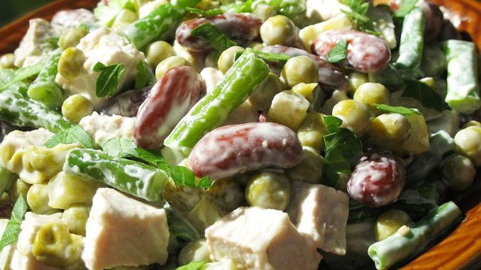 salat-iz-fasoli-so-svininoj