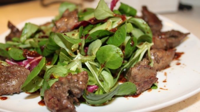 salat-iz-govyazhej-pecheni-s-rukkoloj