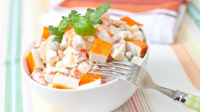 salat-iz-krabovyh-palochek-i-belokochannoj-kapusty