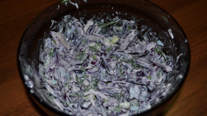 salat-iz-krasnokochannoj-kapusty-s-chesnokom-i-kolbasnym-syrom