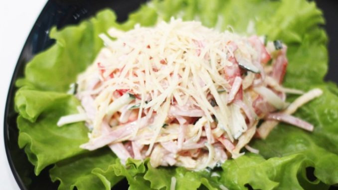 salat-iz-kuritsy-s-syrom