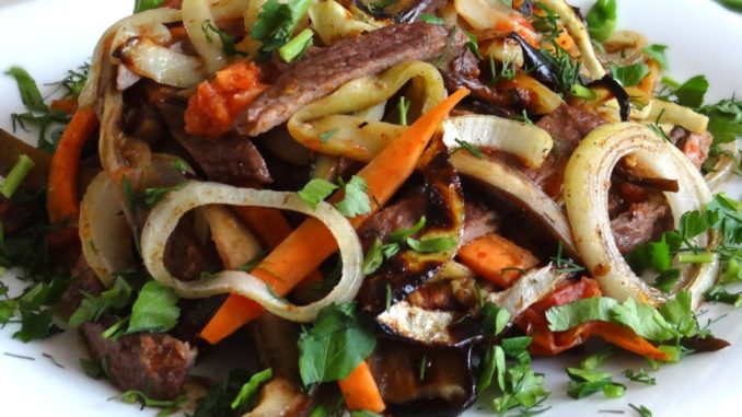 salat-iz-ovoshhej-s-govyadinoj-i-risom