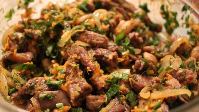 salat-iz-pecheni-s-fasolyu-i-veshenkami
