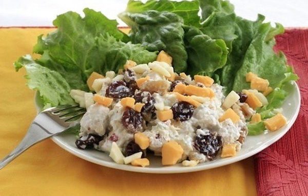 salat-iz-risa-s-indejkoj-i-izyumom