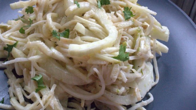 salat-iz-seldereya-s-marinovannym-lukom