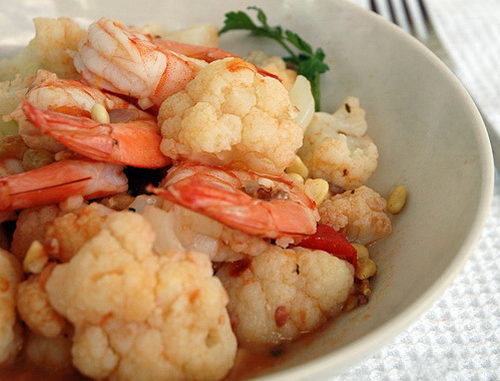 salat-iz-tsvetnoj-kapusty-s-krevetkami