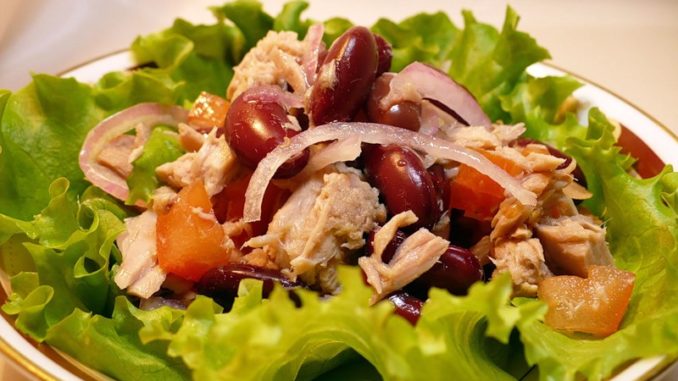 salat-iz-tuntsa-s-krasnoj-fasolyu