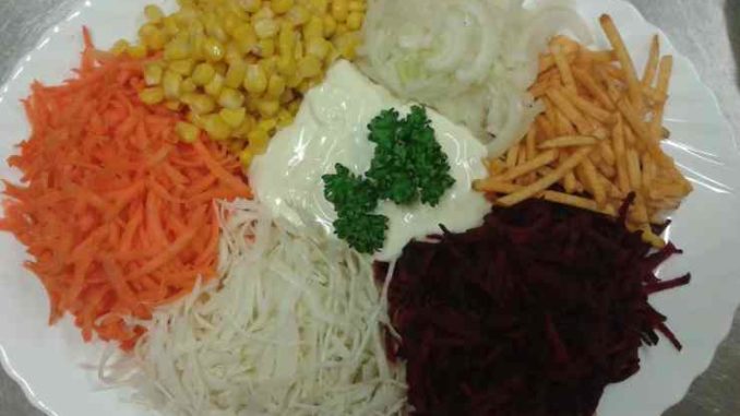 salat-kozel-v-ogorode-foto