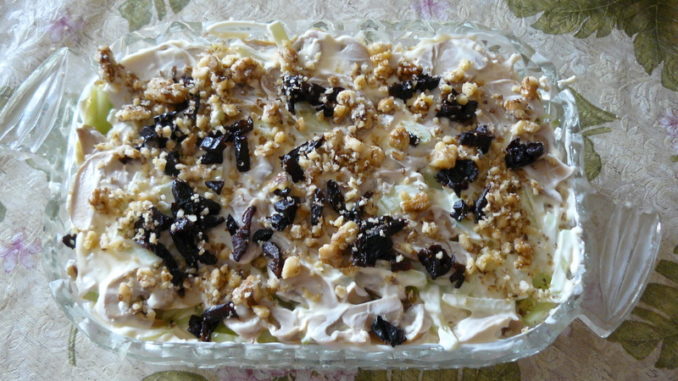 salat-s-chernoslivom-kurinoj-grudkoj-i-gribami