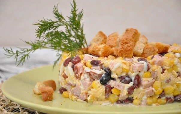 salat-s-chesnochnymi-suharikami