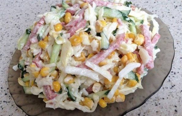 salat-s-kapustoj-ogurtsami-i-kopchennoj-kolbasoj
