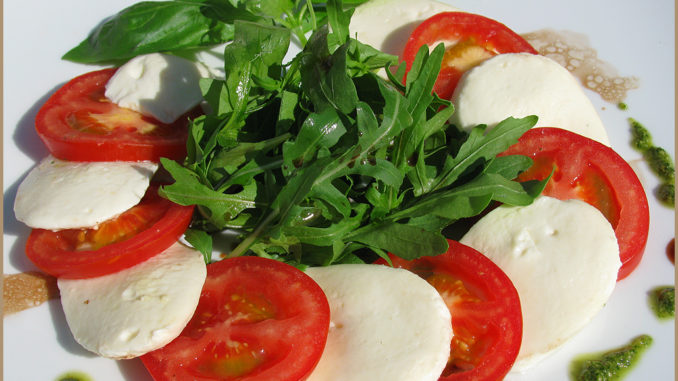 salat-s-motsarelloj-i-pomidorami