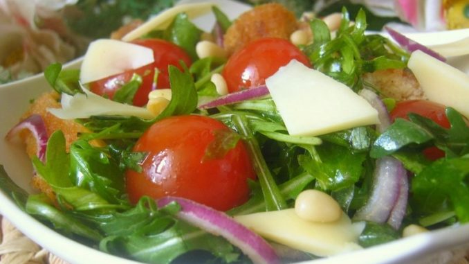 salat-s-rukkoloj-i-zharenoj-kurinoj-grudkoj