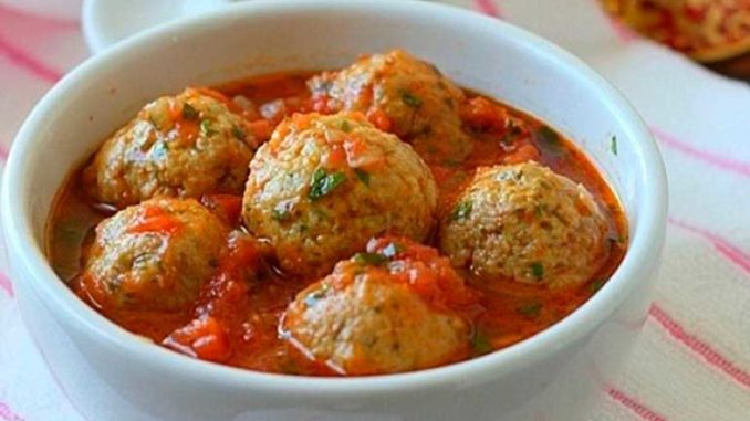 tefteli-iz-indejki-s-risom-i-tomatnoj-pastoj