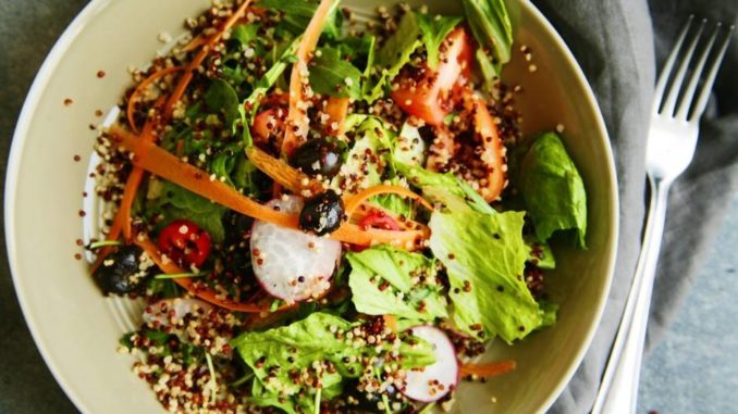 salata-iz-kinoa-i-ovoshhej
