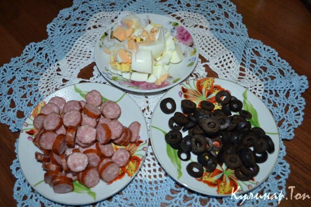 Салат с охотничьими колбасками