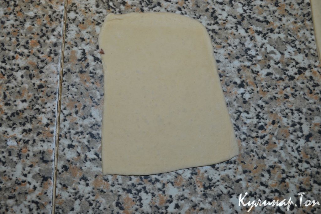 Слоеные пирожки с грибами и сыром