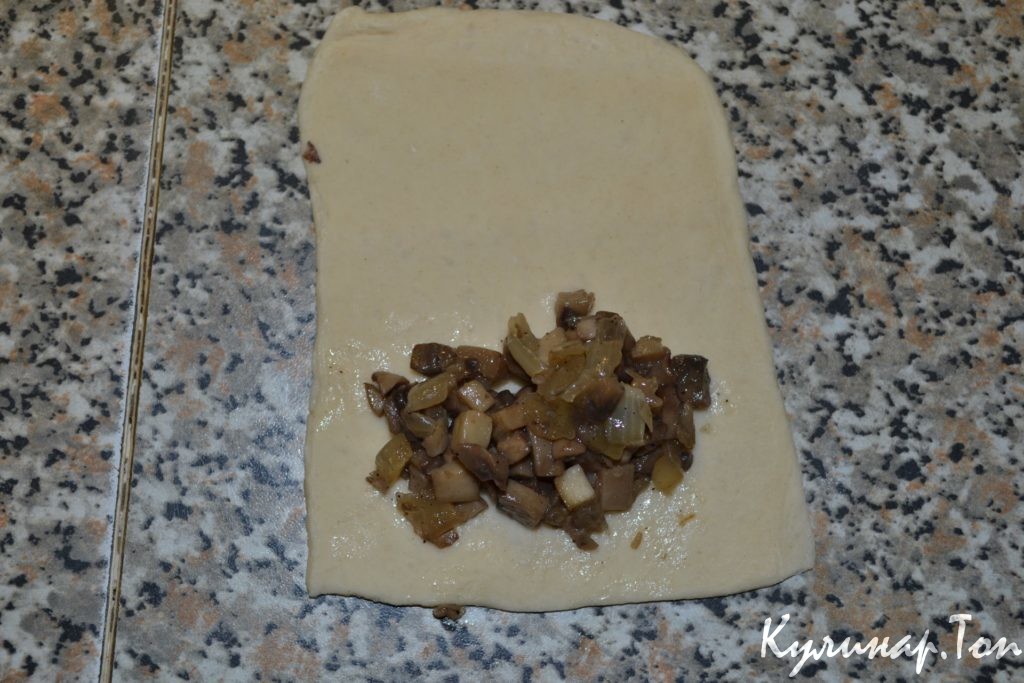 Слоеные пирожки с грибами и сыром