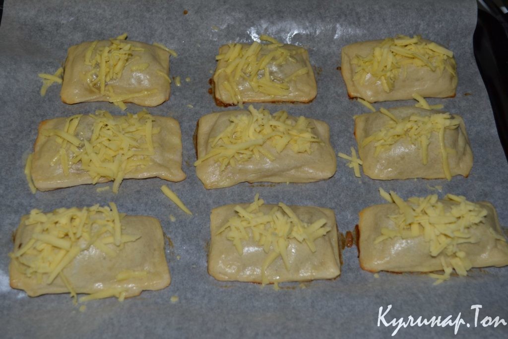 Слоеные пирожки с грибами и сыром