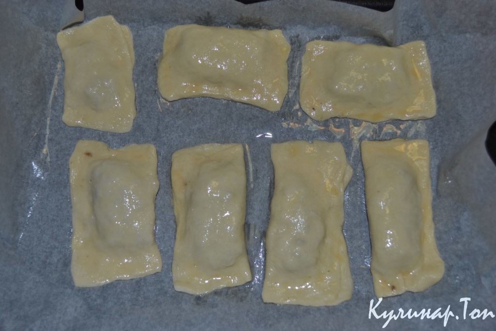 Слоеные пирожки с грибами и сыром