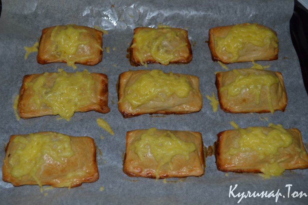 Слоеные пирожки с грибами и сыром